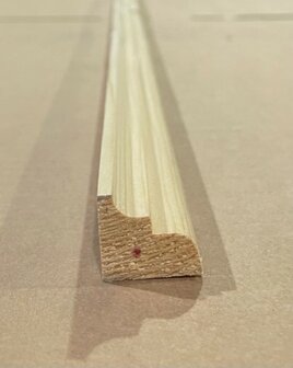 Grenen hoeklat; 12mm x 32mm x 2700mm; &euro;2,-