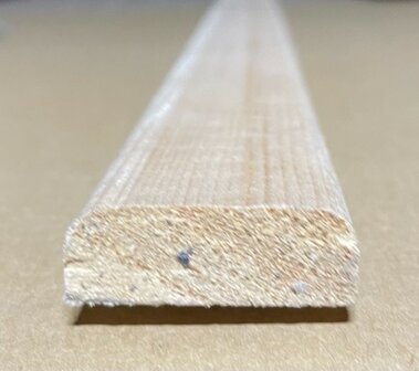 Grenen houten koplat; 12mm x 34mm x 2700mm; &euro;2,-