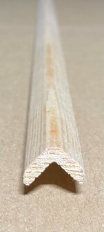 Grenen hoeklat voor uitwendige hoek; 14mm x 14mm x 2700mm; &euro;2,-