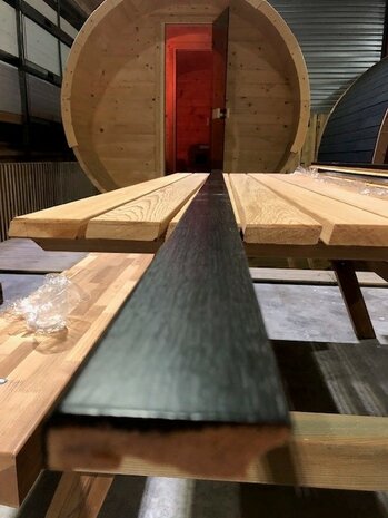 plint 16x58 grenen zwart